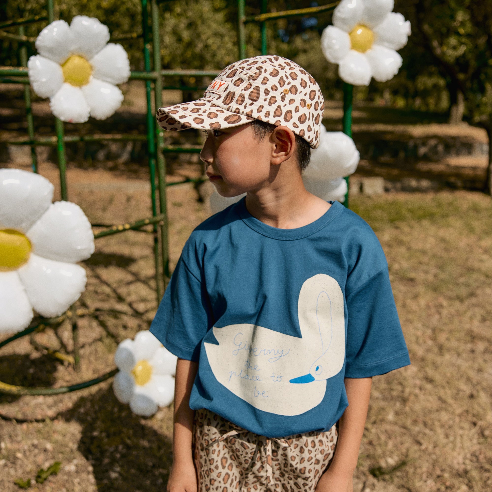 TINY COTTONS SWAN GRAPHIC TEE: LIGHT NAVY