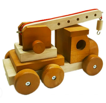 QTOYS CLASSIC WOODEN CRANE