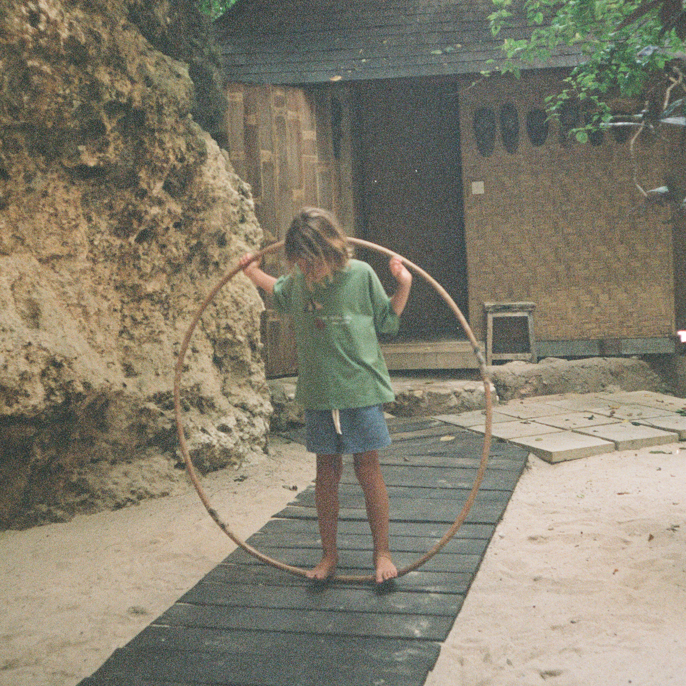 ILLOURA THE LABEL WARM SUN TEE: HUNTER