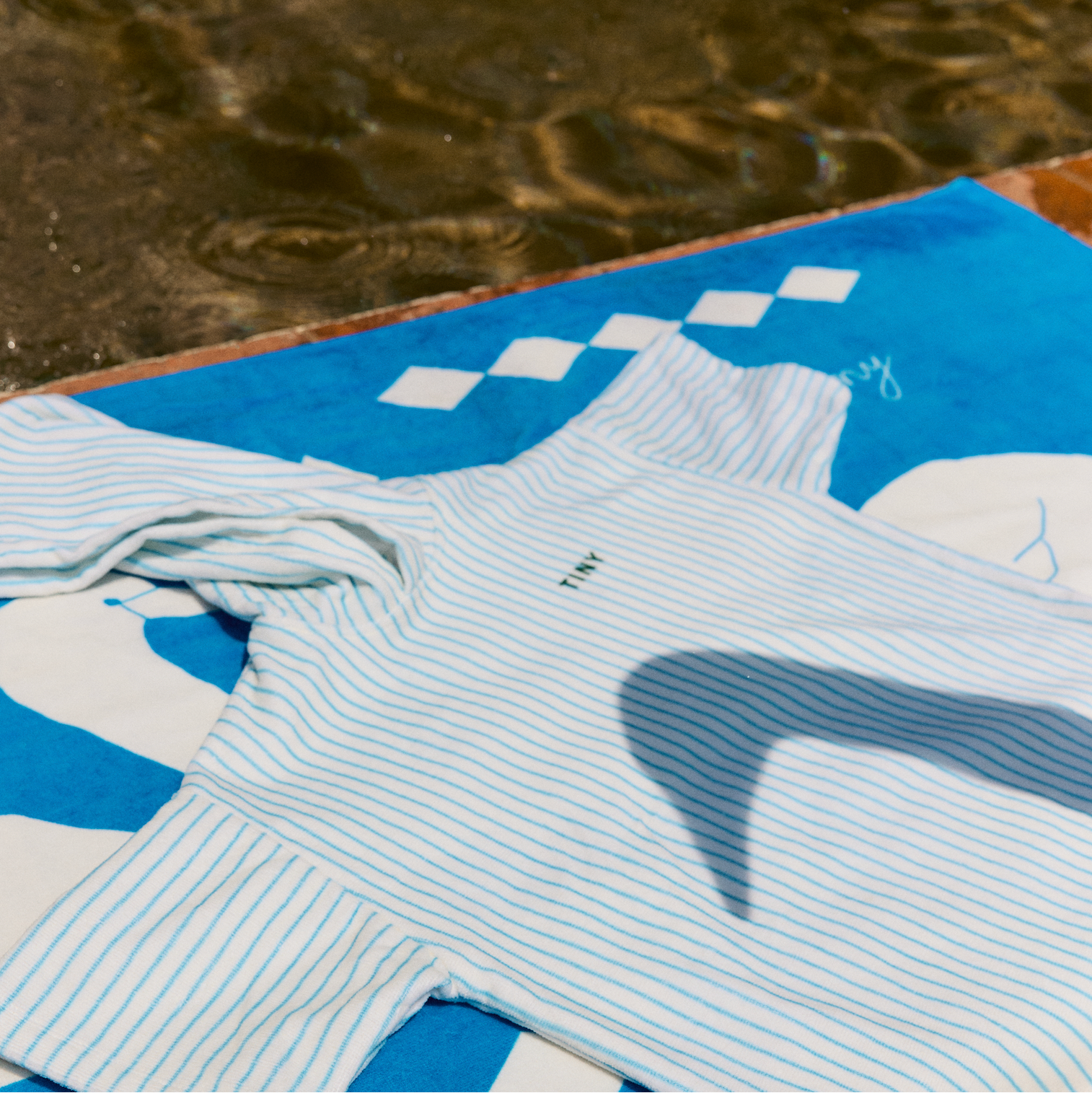 TINY COTTONS SWANS TOWEL: BLUE