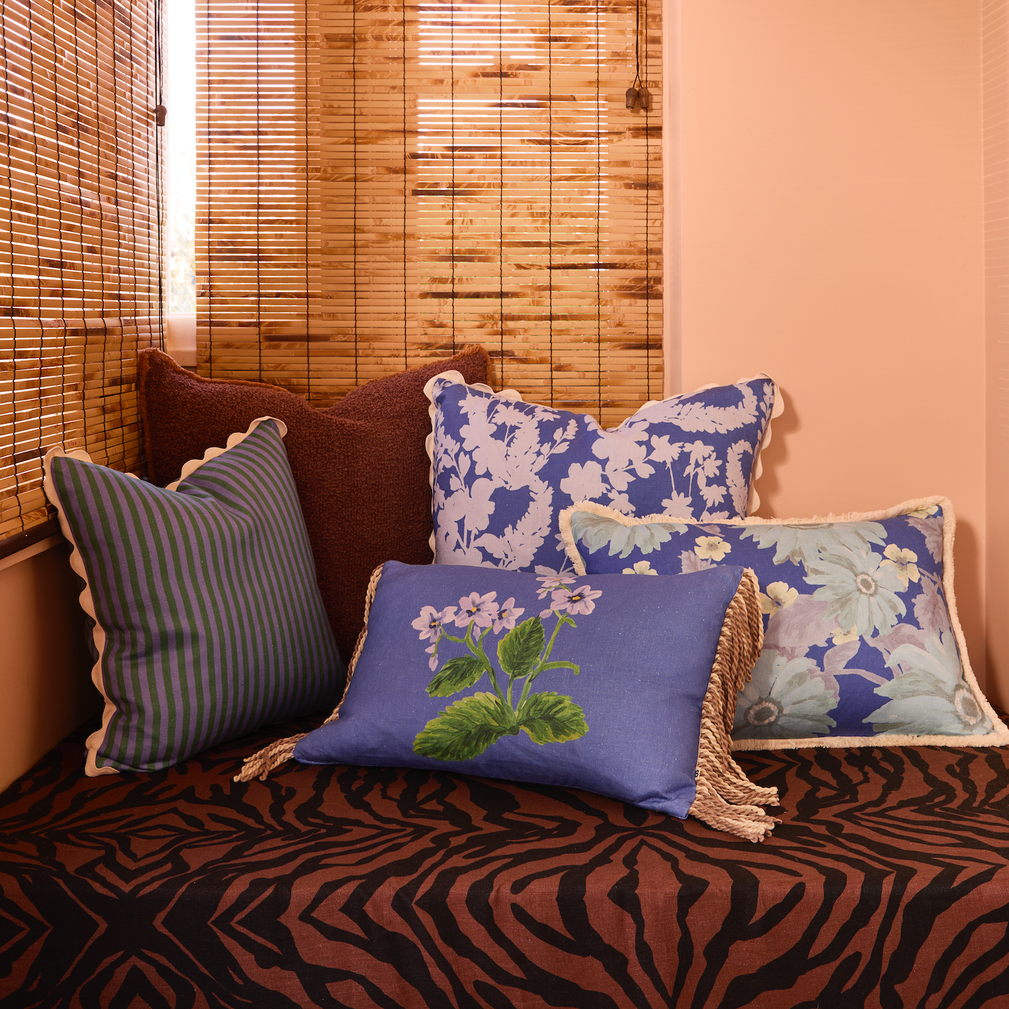 BONNIE AND NEIL COTTAGE GARDEN BLUE CUSHION: 60X40CM