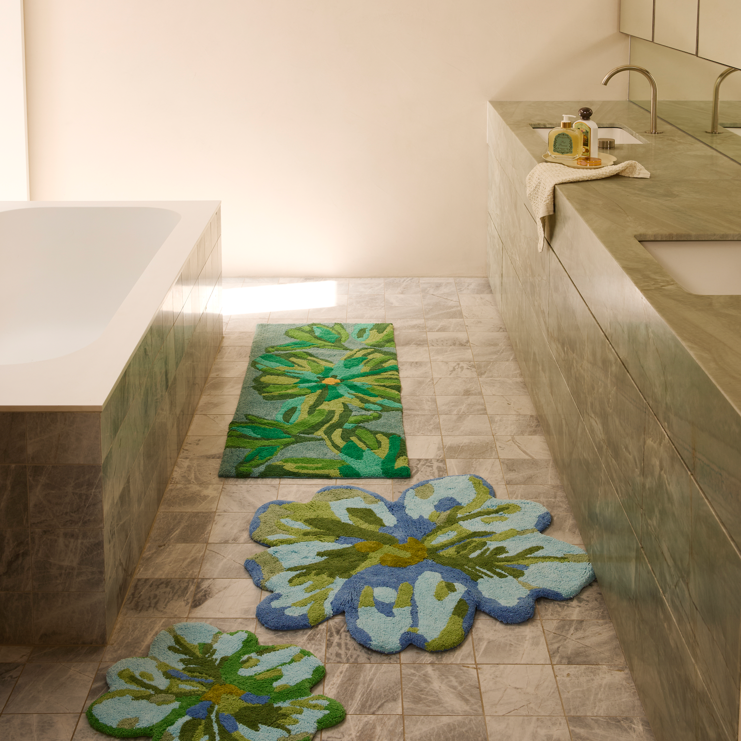 BONNIE AND NEIL TULIP BATH MAT: BLUE/ GREEN