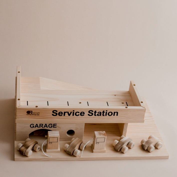 QTOYS SOLID WOOD SERVICE STATION