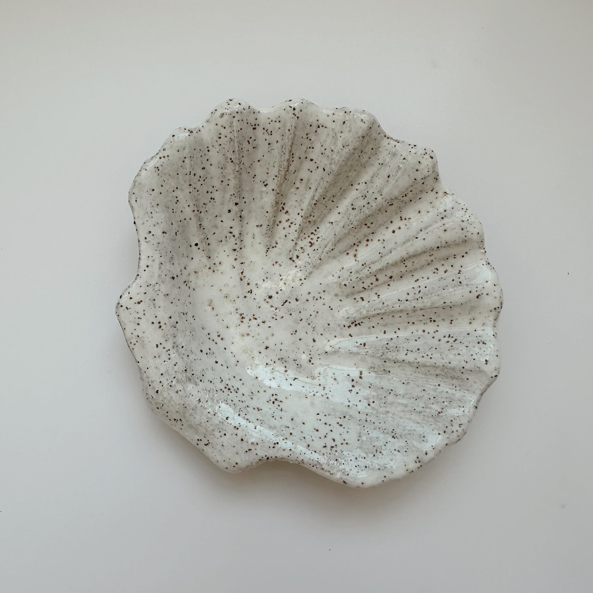 THE CLAY SOCIETY SHELL TRINKET DISH: SPECKLED WHITE