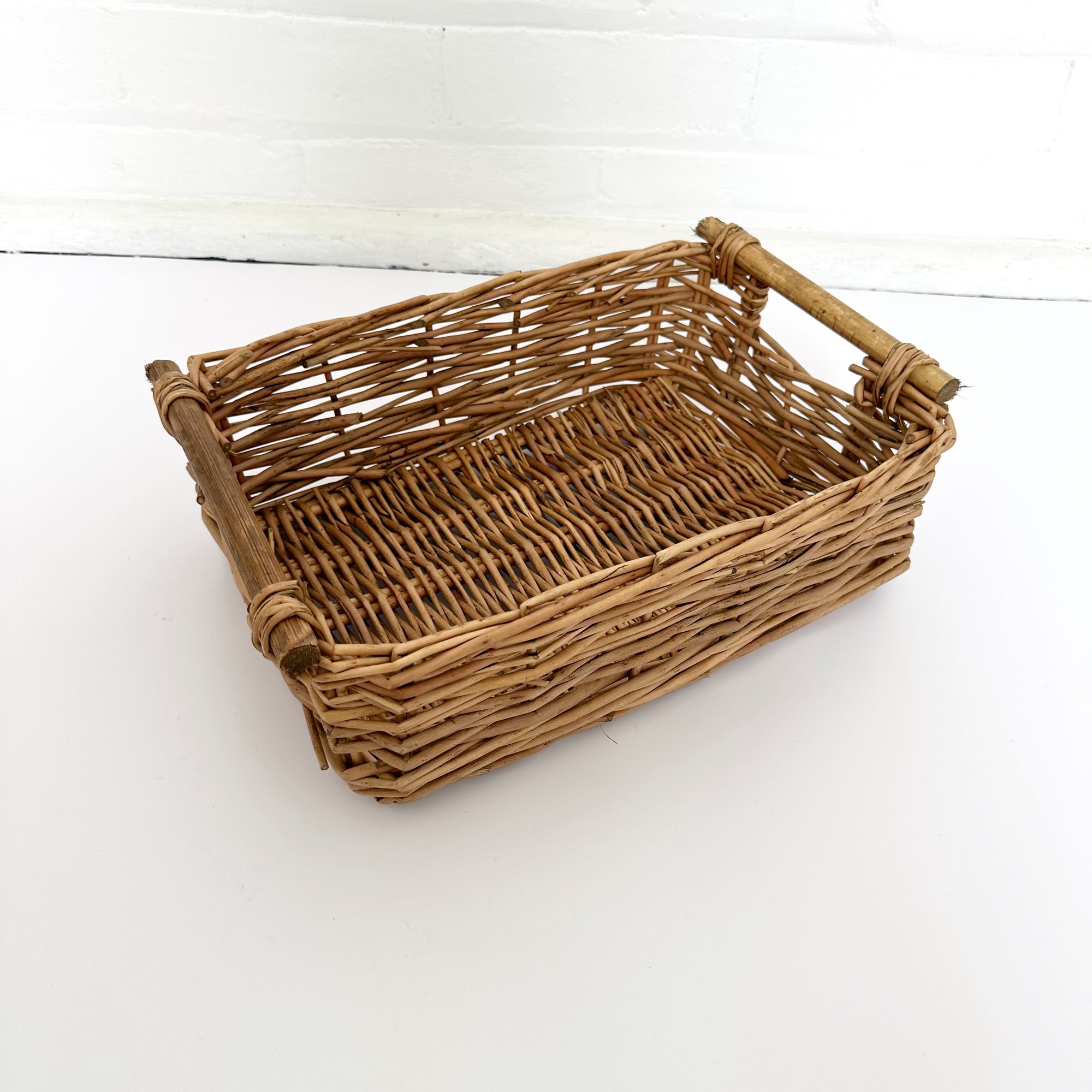 LIKA WILLOW TRAY WITH HANDLE