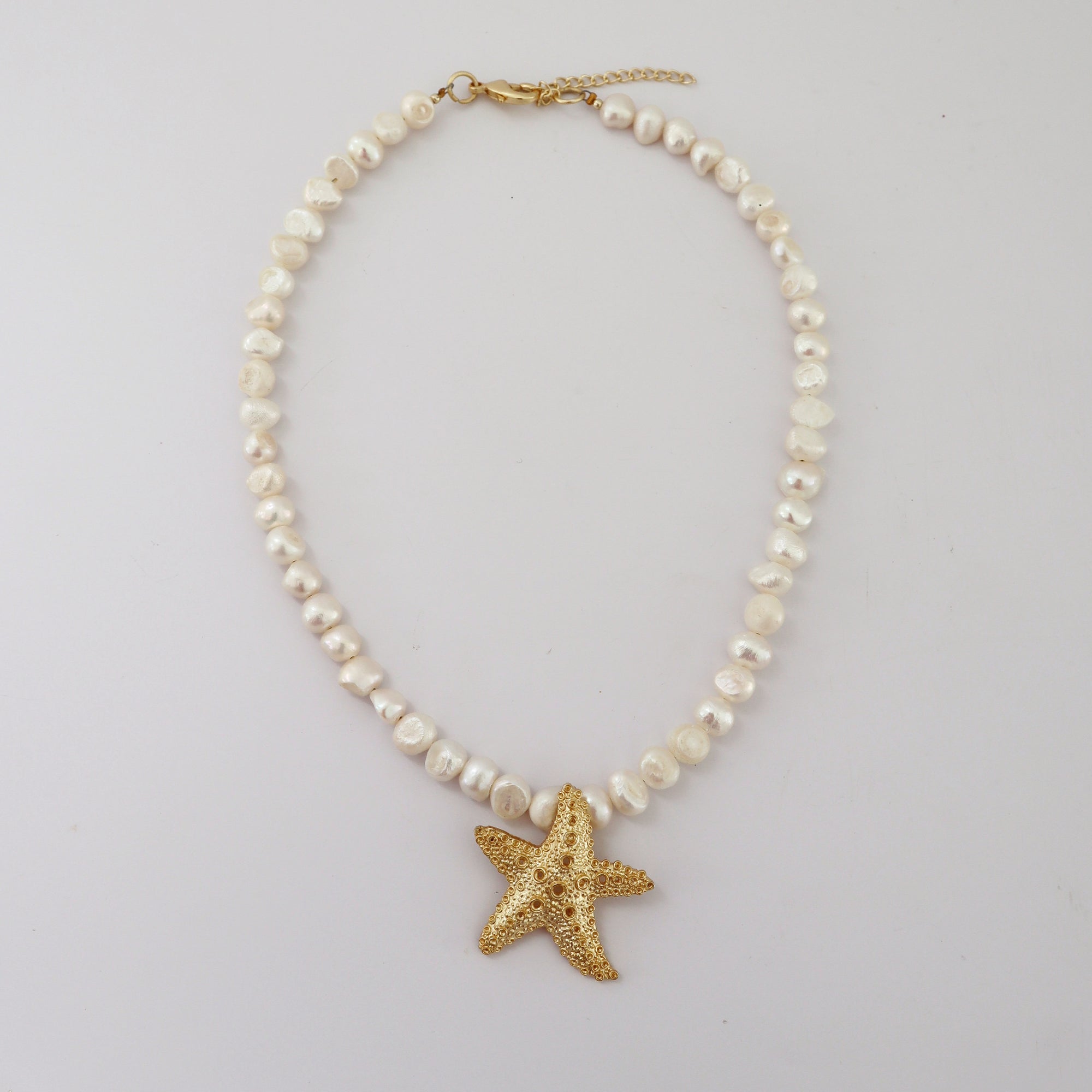 SHELL NECKLACE: GOLD