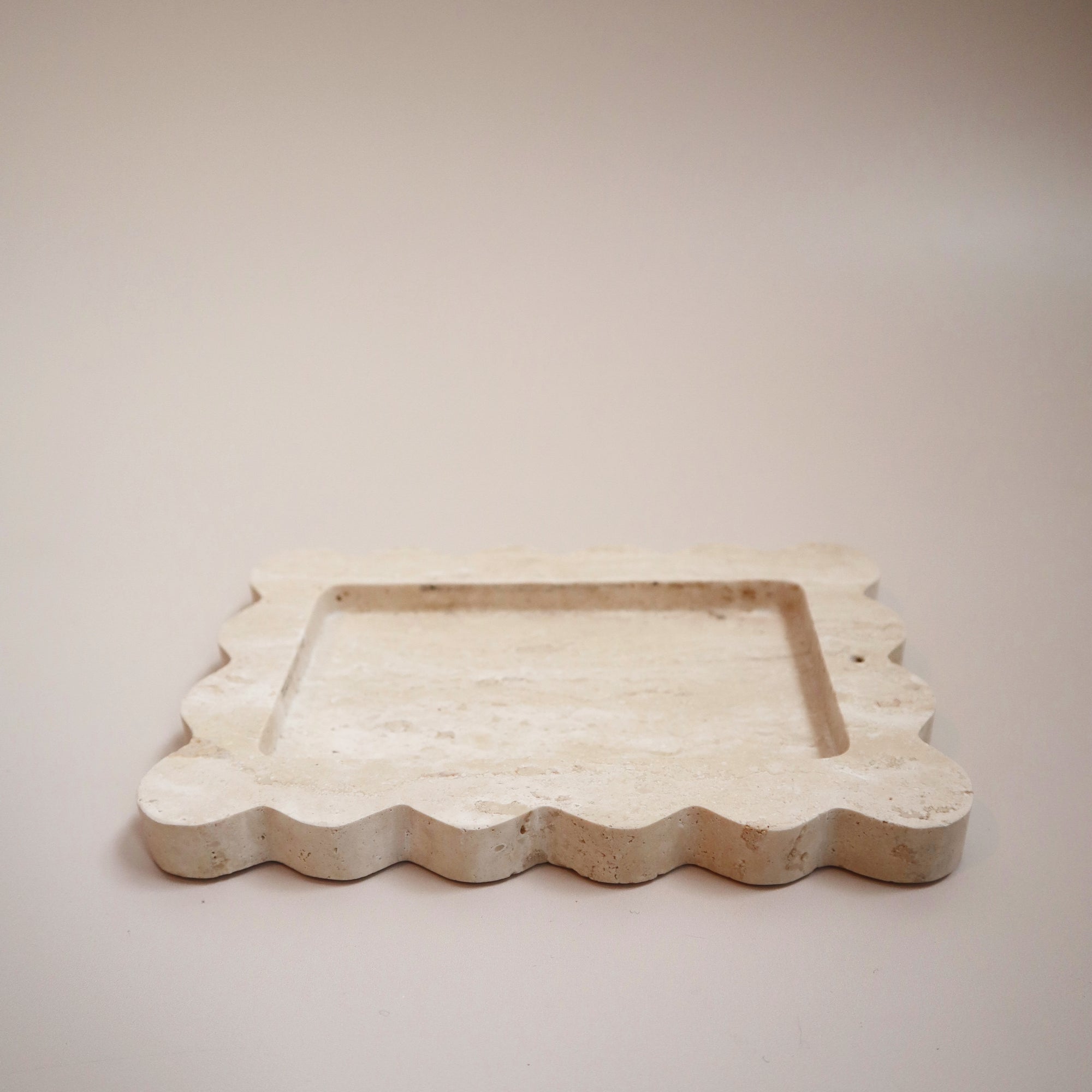 COTHEORY PALAZZO SCALLOP INCENSE HOLDER TRAY: BEIGE TRAVERTINE