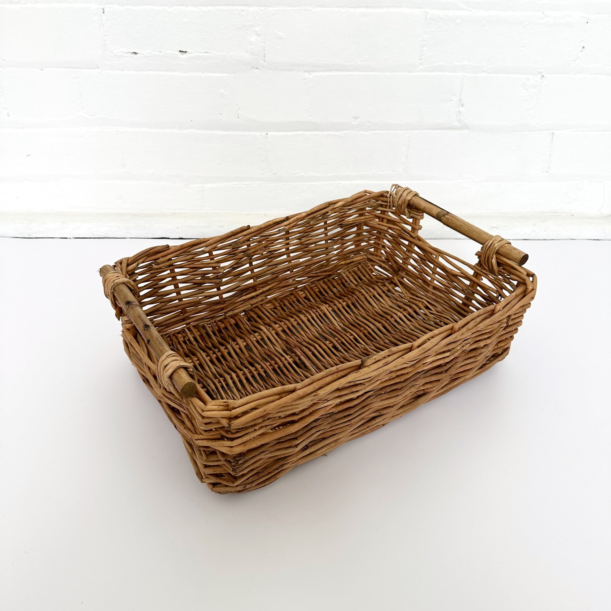 LIKA WILLOW TRAY WITH HANDLE