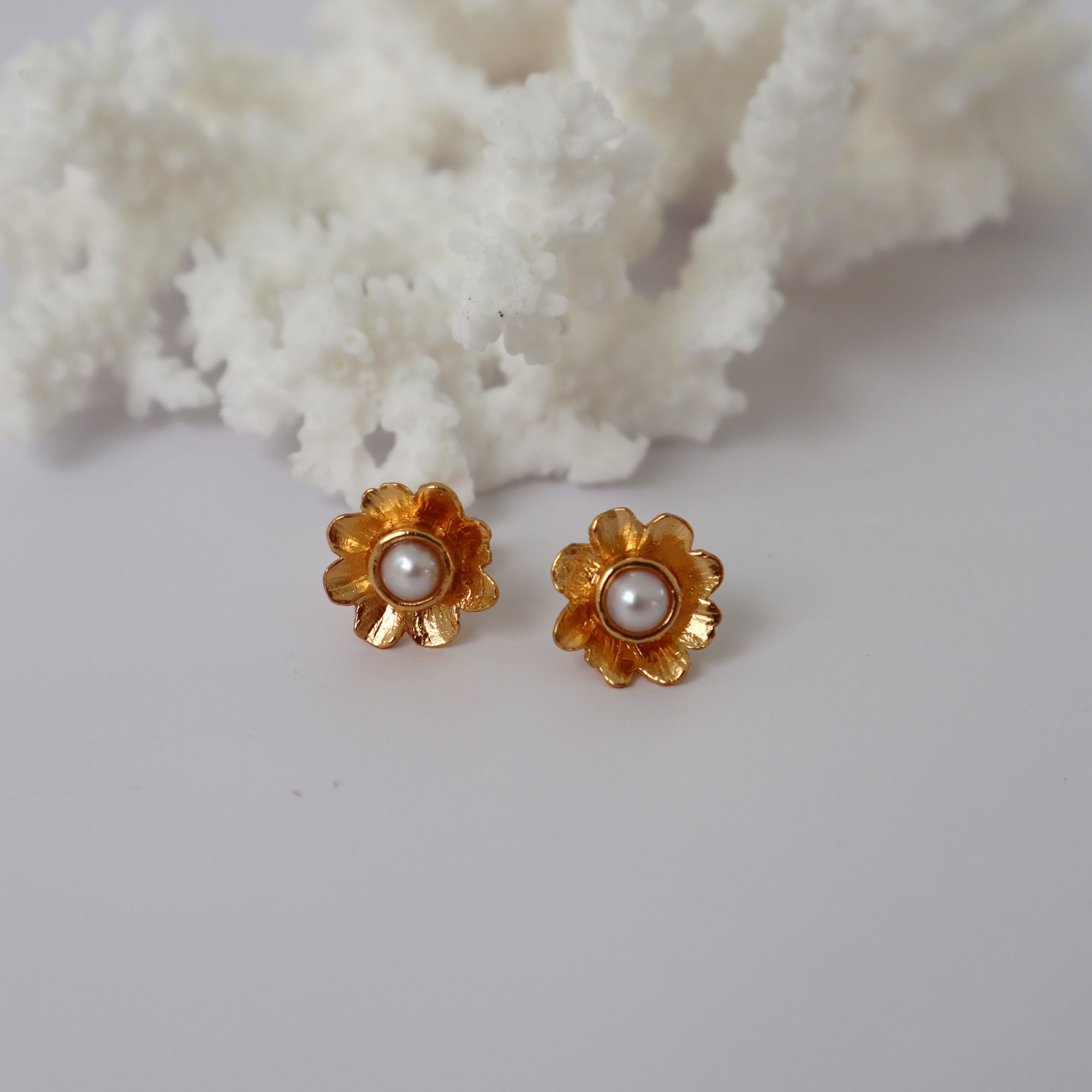 CLEOPATRA'S BLING PERDITA STUDS W PEARL: GOLD