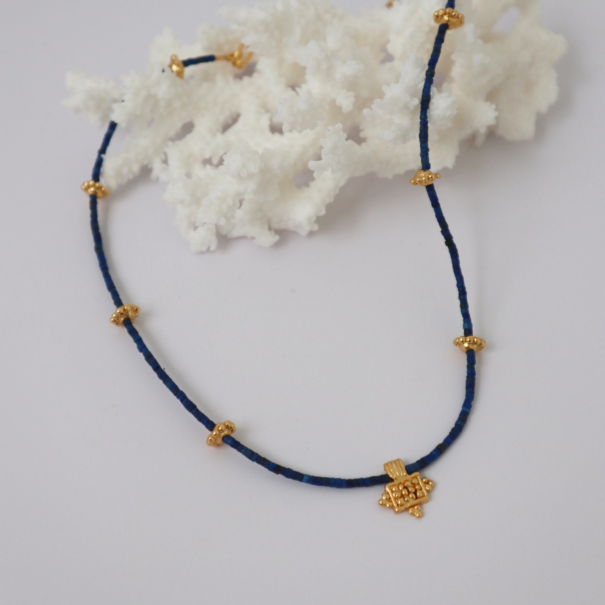 CLEOPATRA'S BLING TRIADIC NECKLACE IN LAPS LAZULI: GOLD