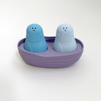 SILICONE BATH BOAT & ANIMAL SQUIRTER SET: PENGUINS