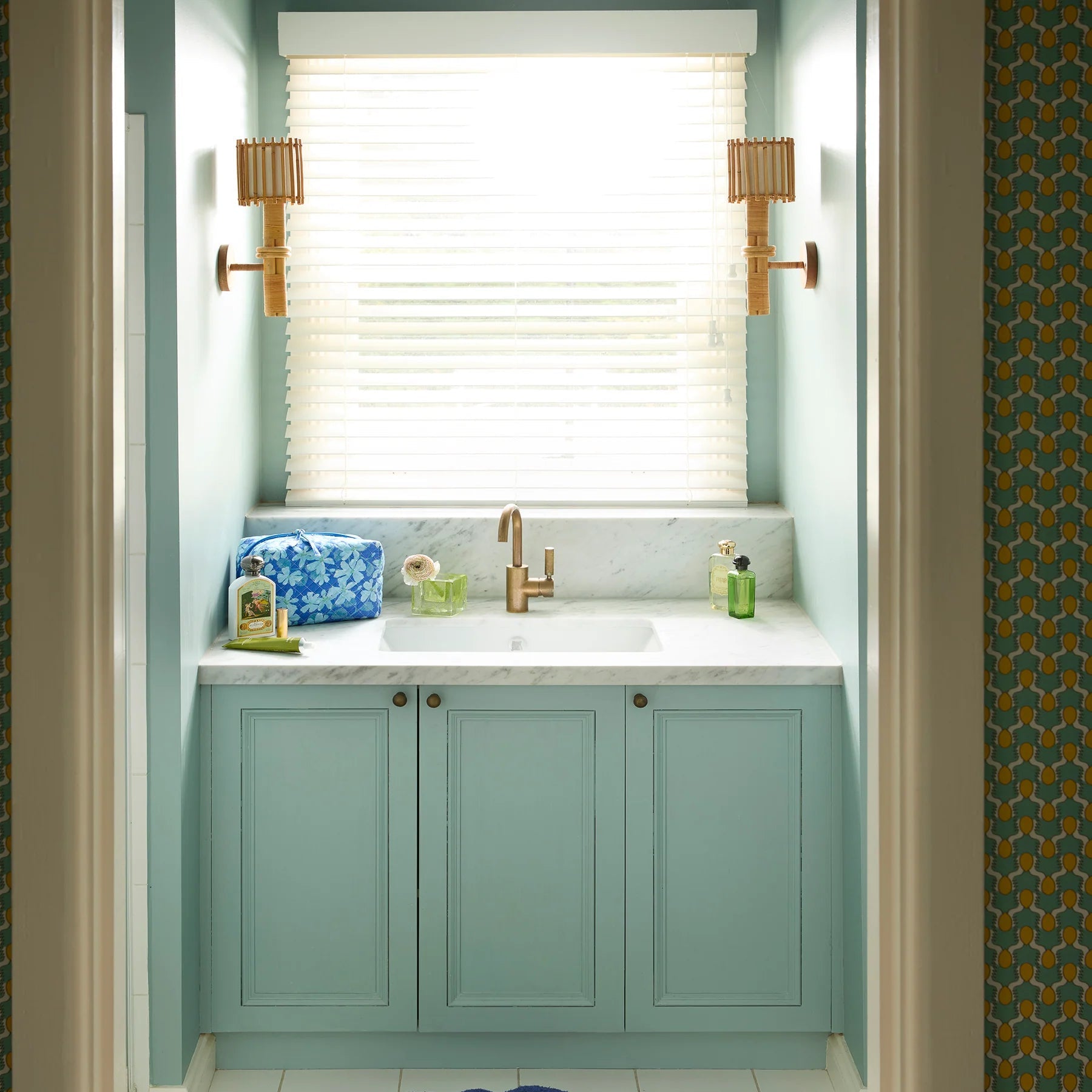 BONNIE AND NEIL MEDIUM TOILETRY BAG: VIOLET BLUE