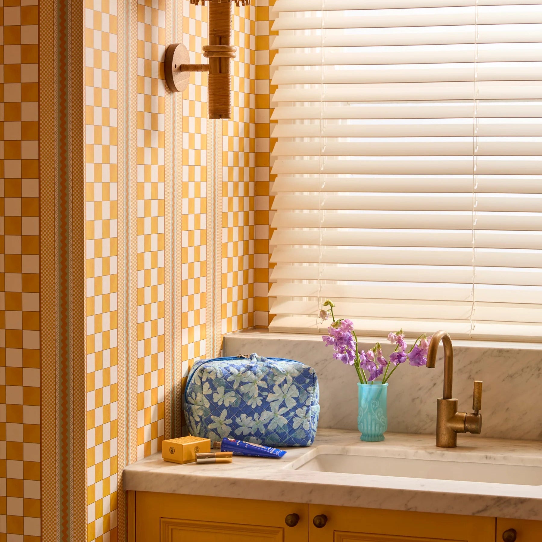 BONNIE AND NEIL MEDIUM TOILETRY BAG: VIOLET BLUE