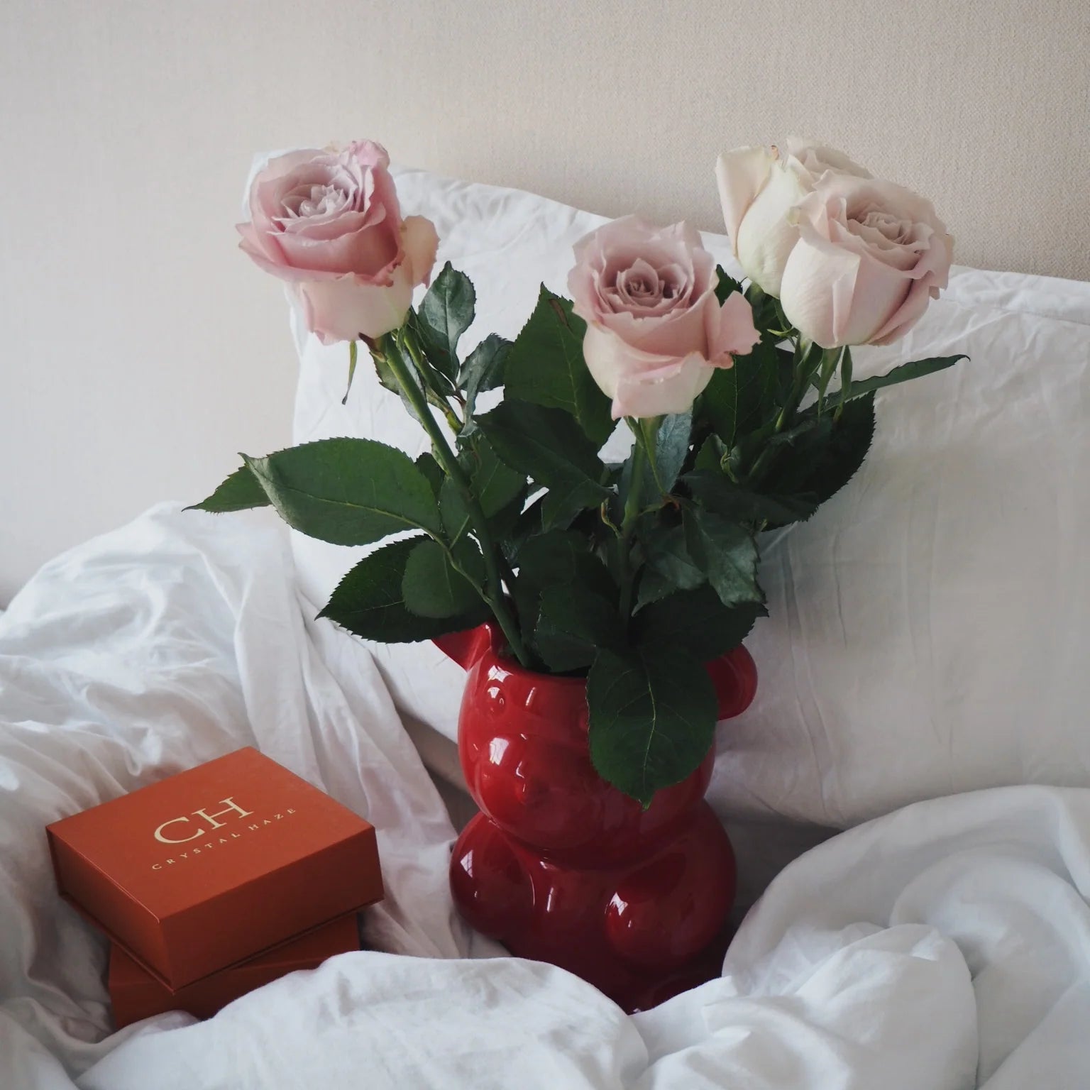 CYRSTAL HAZE NOSTALGIA BEAR VASE: RED