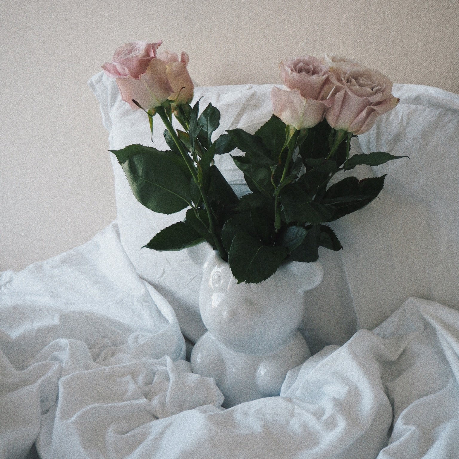 CYRSTAL HAZE NOSTALGIA BEAR VASE: WHITE