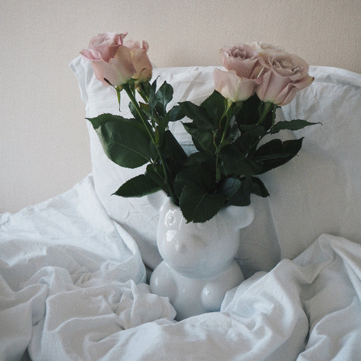 CRYSTAL HAZE NOSTALGIA BEAR VASE: WHITE