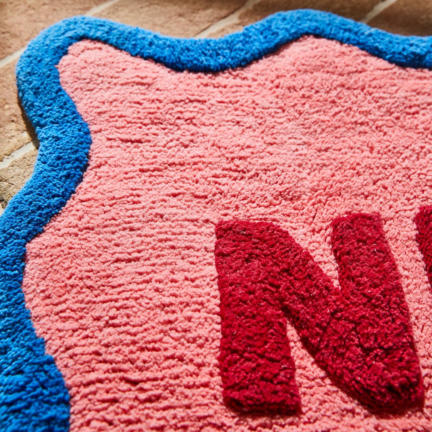 SAGE & CLARE AMALIE NUDIE BATH MAT: HIBISCUS