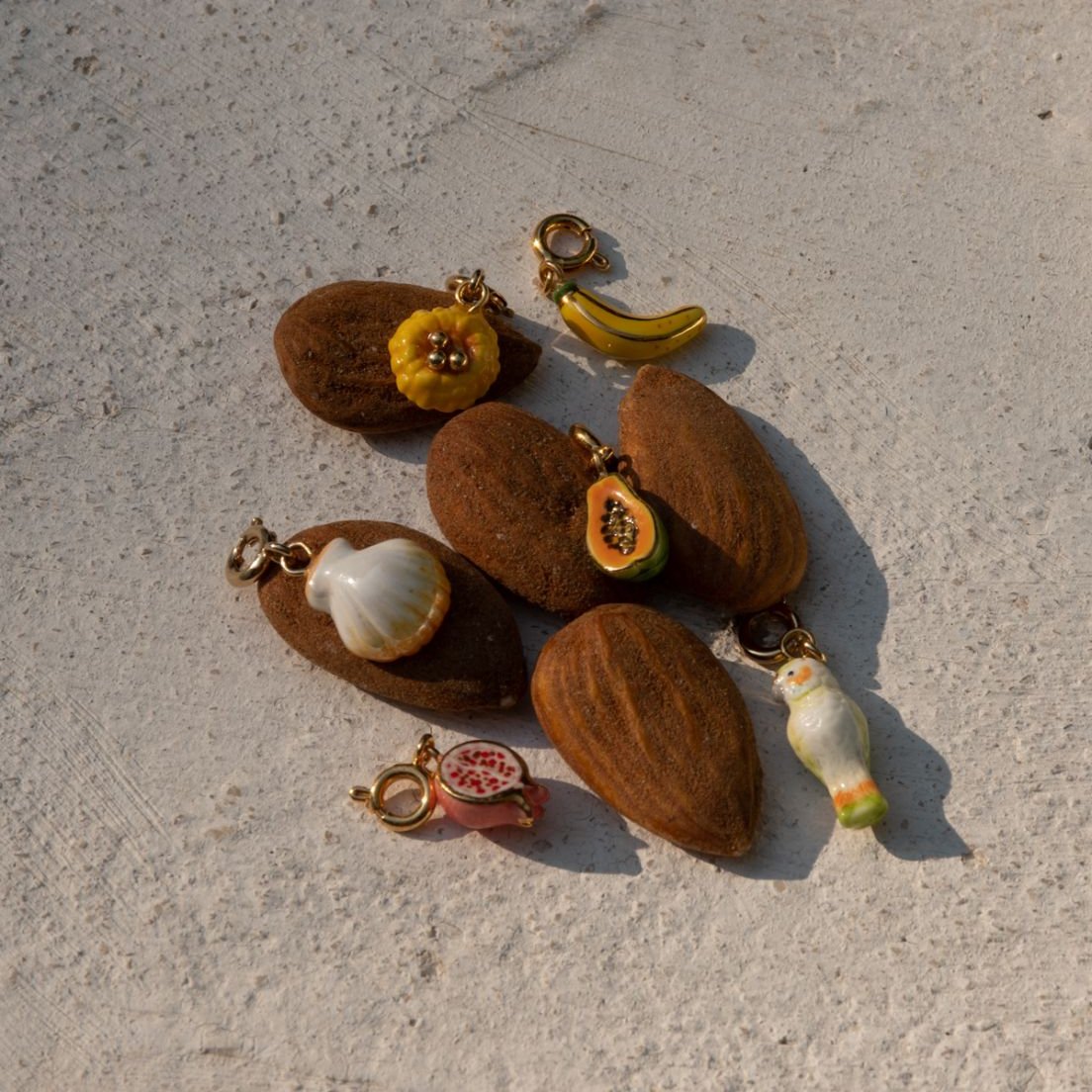 NACH SCALLOP SHELL PORCELAIN CHARM