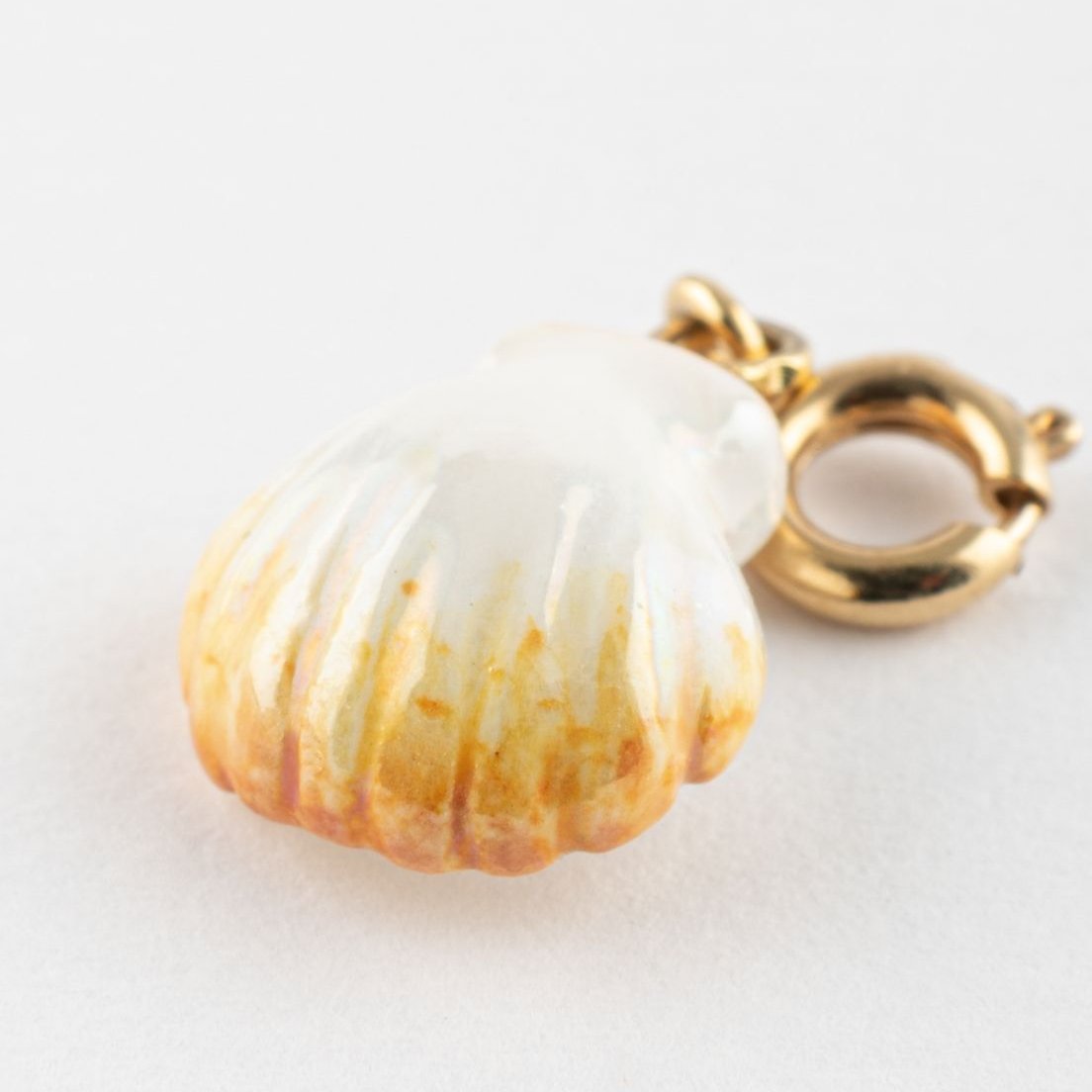 NACH SCALLOP SHELL PORCELAIN CHARM