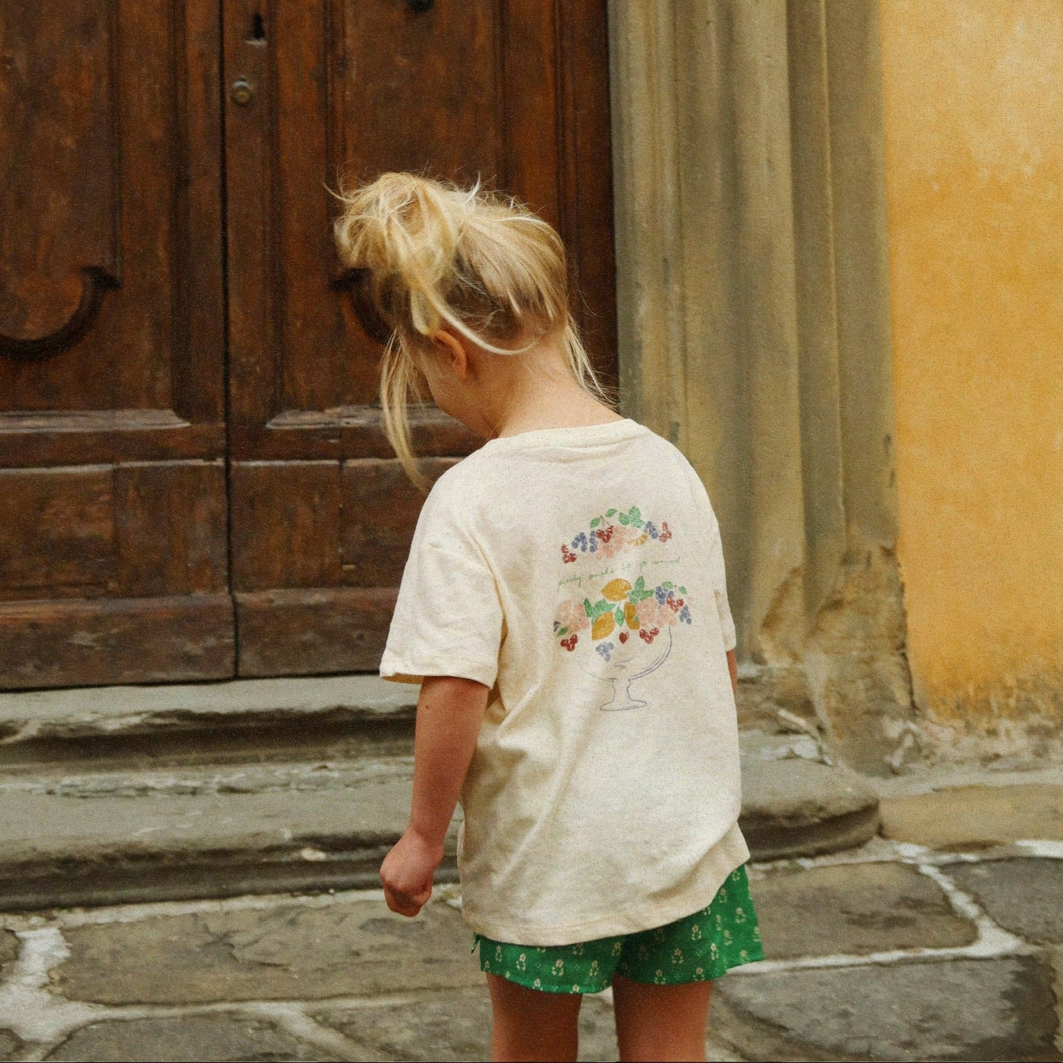 KONGES SLOJD ERA TEE: BUTTERCREAM / JUICY