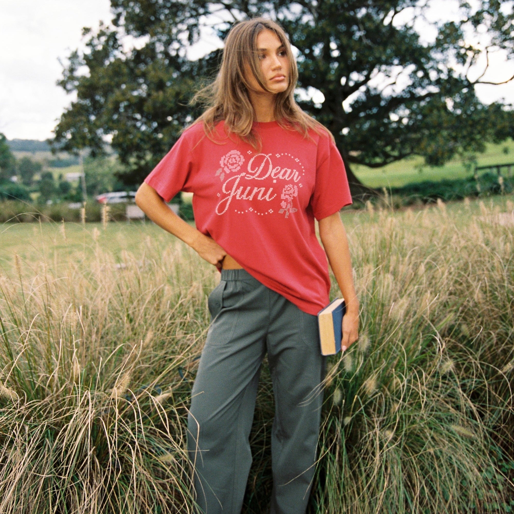JUNI WOMENS DEAR JUNI TEE: CHILLI