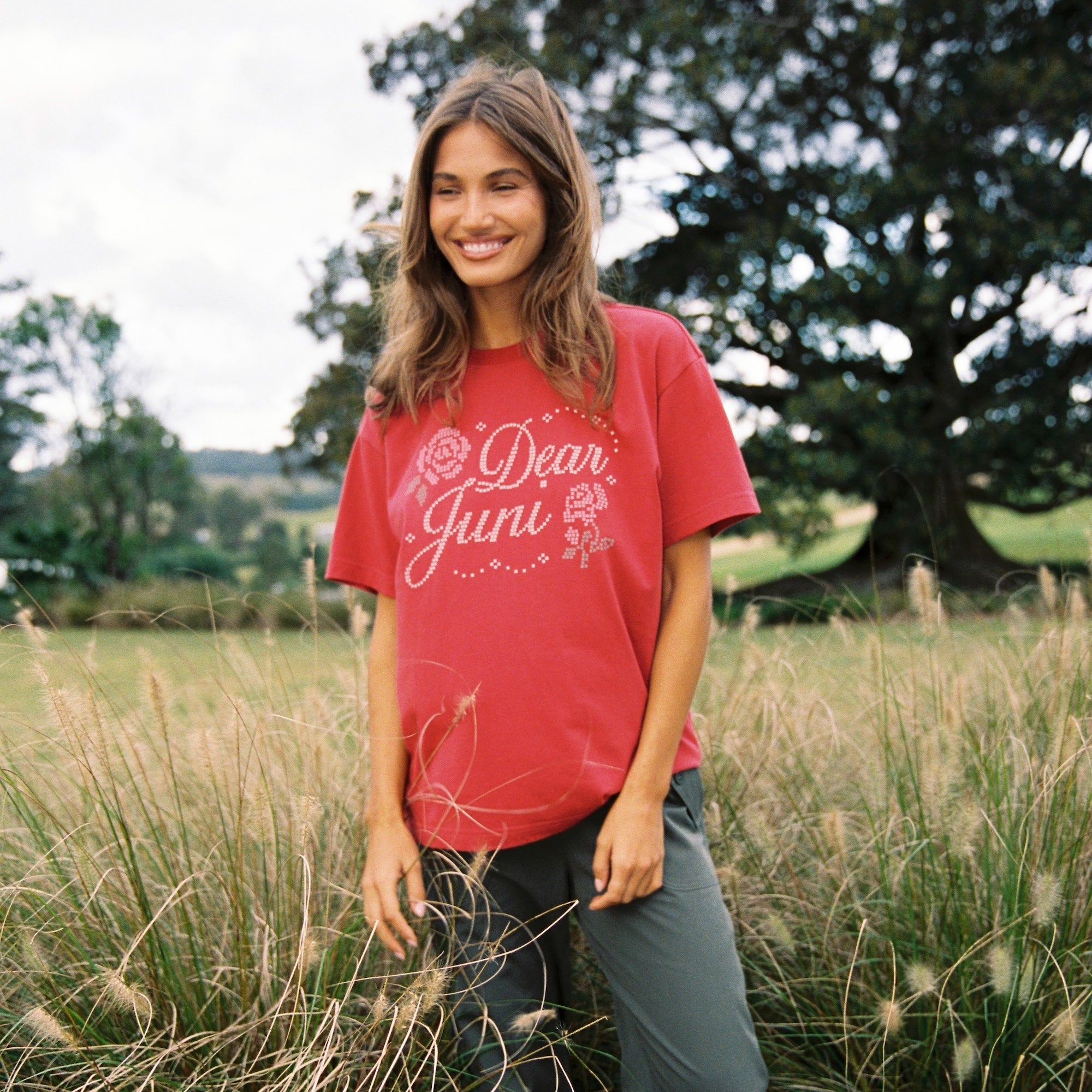 JUNI WOMENS DEAR JUNI TEE: CHILLI