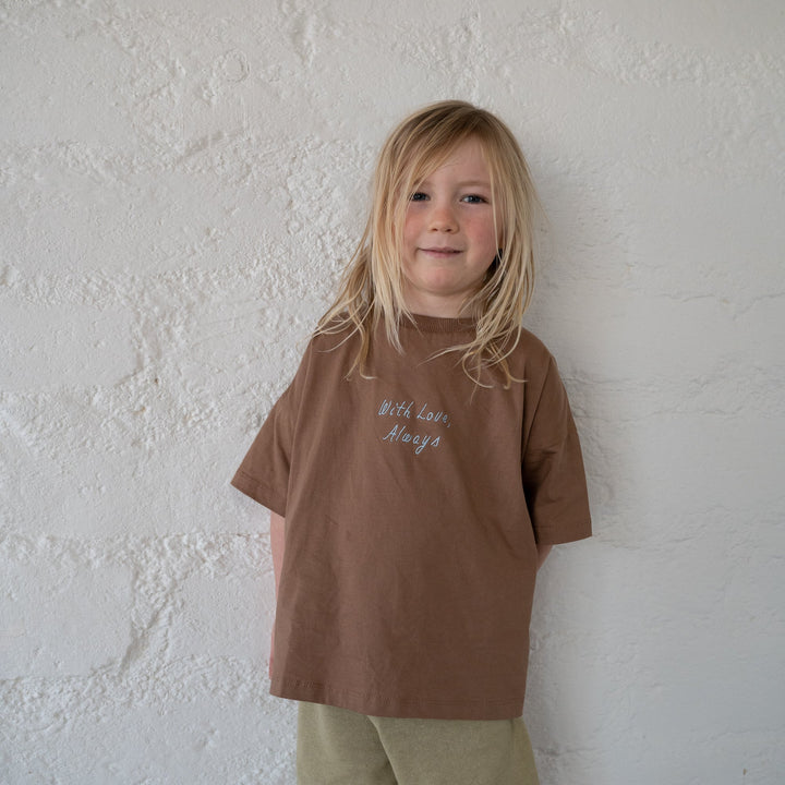 ILLOURA THE LABEL WITH LOVE TEE: CHOC