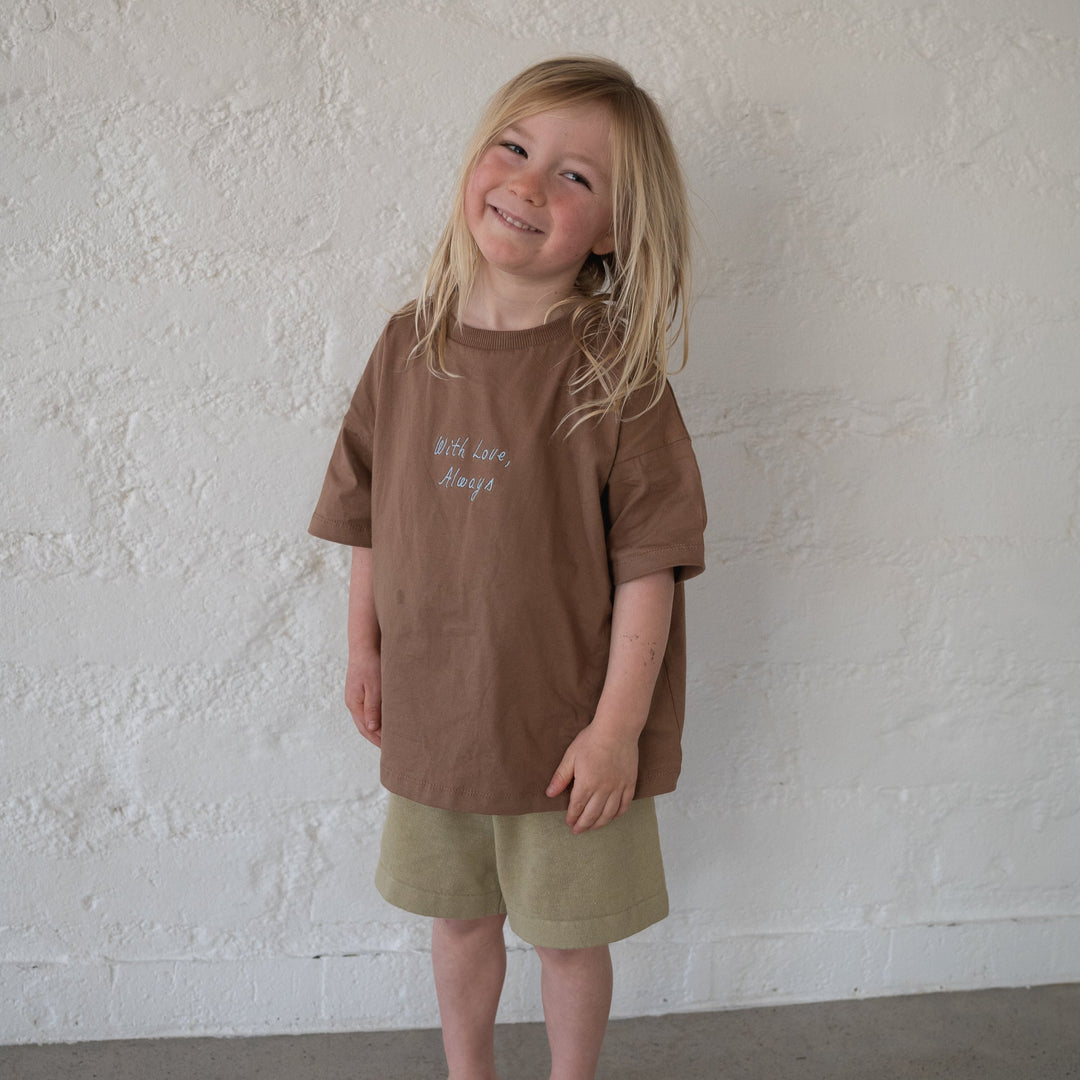 ILLOURA THE LABEL WITH LOVE TEE: CHOC