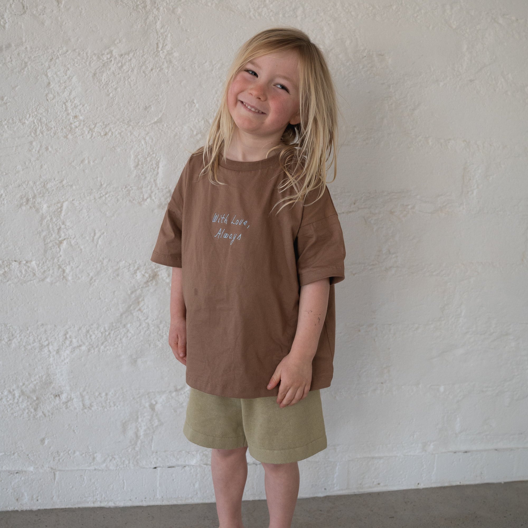 ILLOURA THE LABEL WITH LOVE TEE: CHOC