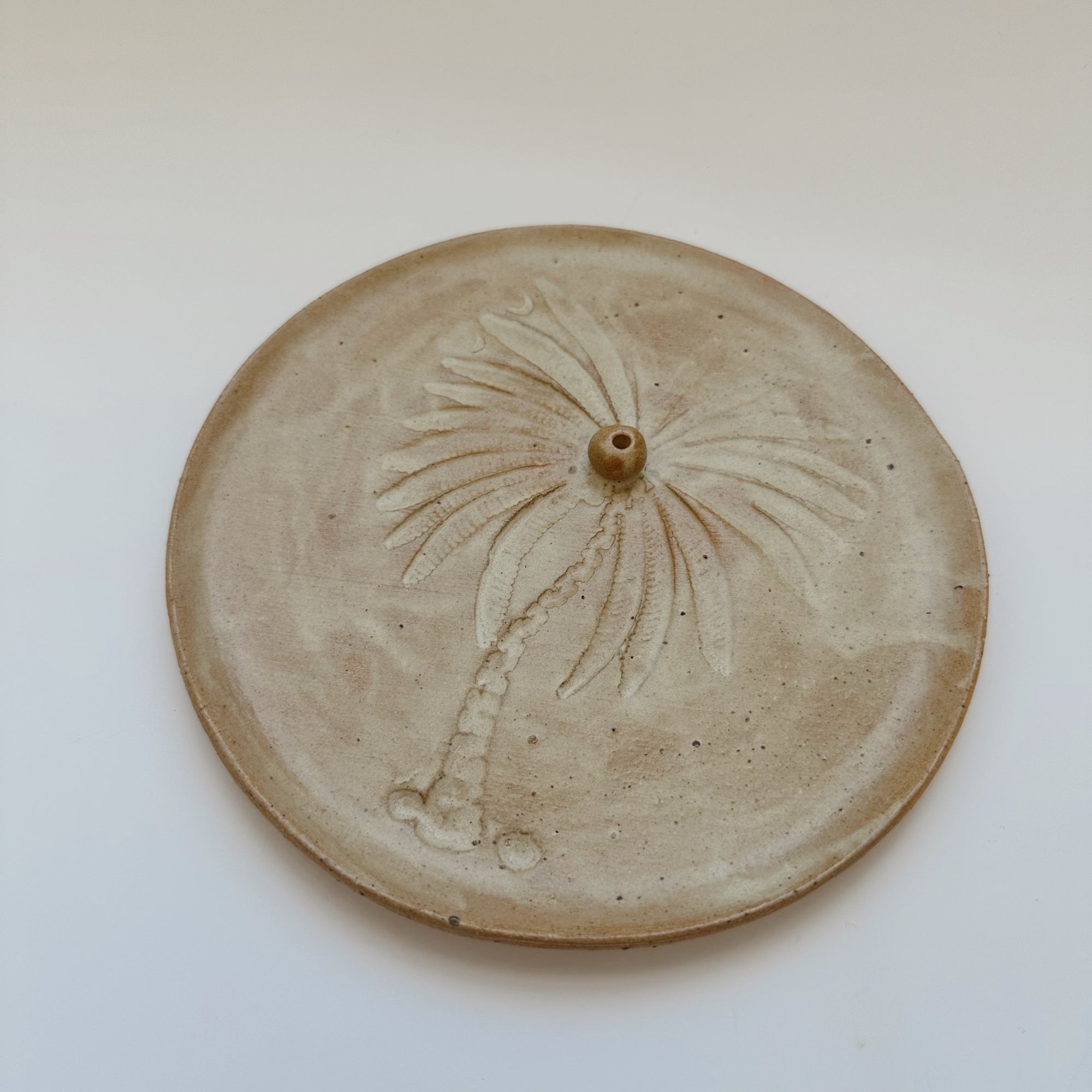 THE CLAY SOCIETY PALM TREE INCENSE PLATE: BEIGE