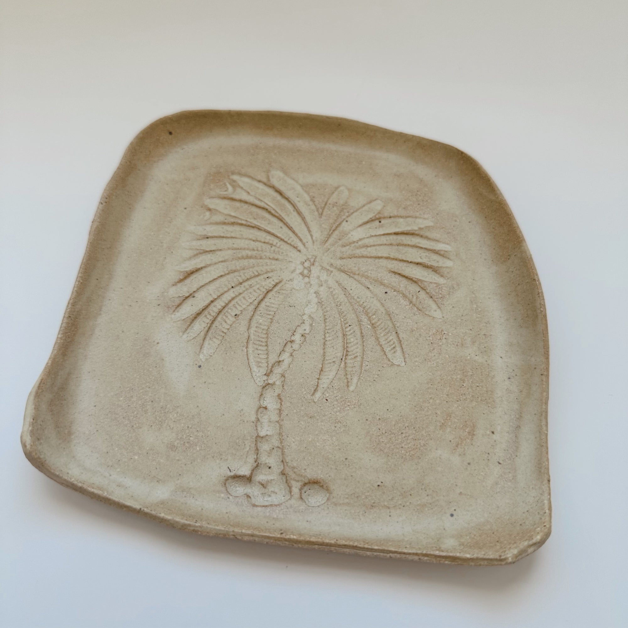 THE CLAY SOCIETY PALM TREE TRINKET PLATE: BEIGE