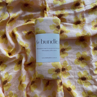 THE BUNDLE CO SWADDLE: DAISY